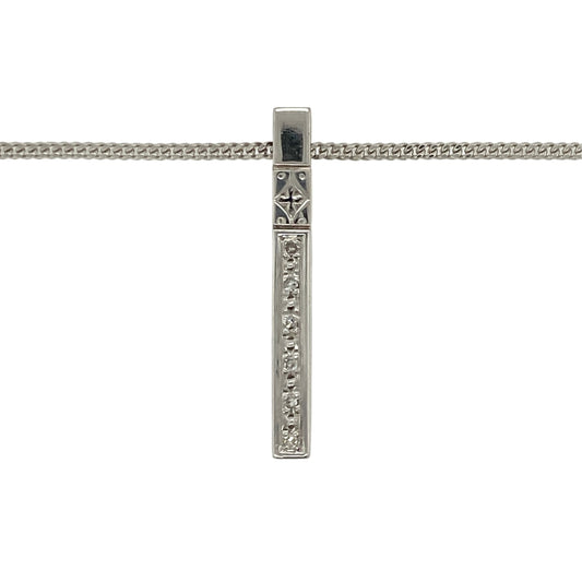 This pre-owned 9ct white gold diamond bar drop pendant necklace is a sleek design, featuring diamond detailing in an elongated bar style.
Design: Featuring a bar-shaped drop pendant with diamond detailing, this necklace has a sleek finish in 9ct white gold and is suspended from an 18-inch curb chain.
Material: Made from 9-carat white gold.
Gemstone Detail: Set with diamonds.
Pendant Detail: Bar drop pendant measures approximately 3.1cm long.