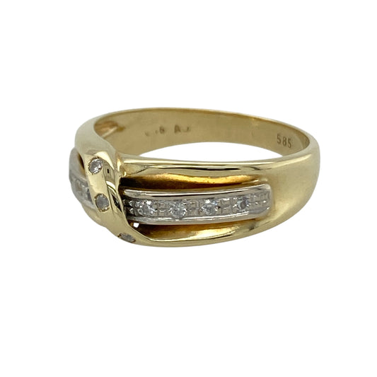This pre-owned 14ct yellow and white gold cubic zirconia wrap over band ring is a distinctive two-tone design, featuring stone-set detailing across the front.
Design: Featuring a wrap over band design with cubic zirconia detailing, this ring combines yellow and white gold for a contrasting two-tone finish.
Material: Made from 14-carat yellow and white gold.
Gemstone Detail: Set with cubic zirconia stones.
Ring Detail: Front of the ring measures approximately 7mm wide.