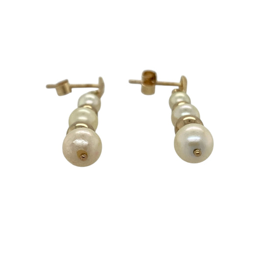 These pre-owned 9ct yellow gold pearl drop earrings are a classic design, featuring three pearls on each earring with decorative gold ball detailing.
Design: Featuring a drop design with three pearls separated by two gold balls on each earring, these earrings combine soft pearl tones with warm 9ct yellow gold.
Material: Made from 9-carat yellow gold.
Gemstone Detail: Each earring is set with three pearls.
Earring Detail: Pearl drop design with two yellow gold balls positioned between the pearls.
