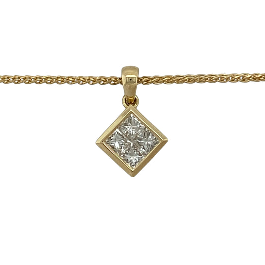 This pre-owned 18ct yellow gold princess cut diamond illusion-set pendant necklace is a striking design, featuring four diamonds arranged to create the appearance of a larger single stone.
Design: Featuring a square-shaped illusion setting with four princess cut diamonds positioned together, this pendant is finished in warm 9ct yellow gold and suspended from a 16-inch wheat chain.
Material: Made from 18-carat yellow gold.