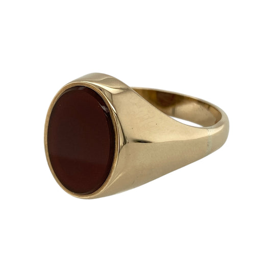 This pre-owned 9ct yellow gold carnelian oval signet ring is a substantial traditional design, featuring a large oval carnelian stone.
Design: Featuring a classic oval signet design centred with a carnelian stone, this ring has a bold profile finished in warm 9ct yellow gold.
Material: Made from 9-carat yellow gold.
Gemstone Detail: Oval carnelian stone measuring approximately 16mm by 12mm.
Ring Detail: Traditional oval signet ring design.
Size & Weight: Ring size Z+3. Total weight 10 grams.