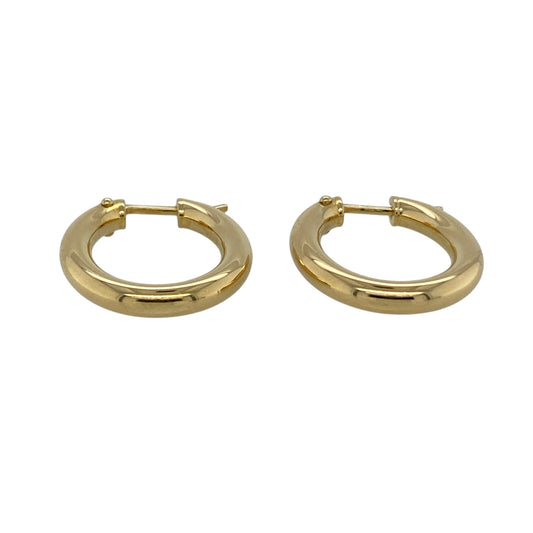 These pre-owned 18ct yellow gold oval creole earrings are a classic design, featuring a simple oval profile in warm yellow gold.
Design: Featuring a traditional oval creole shape, these earrings have a simple and timeless finish in warm 18ct yellow gold.
Material: Made from 18-carat yellow gold.
Earring Detail: Classic oval creole earring design.
Size & Weight: Total weight 2.50 grams.