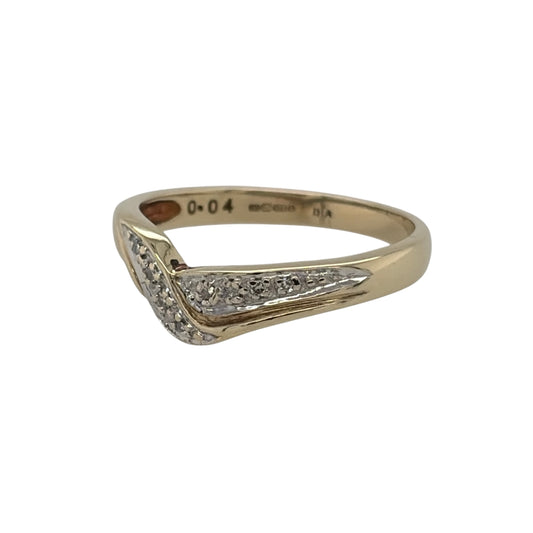 This pre-owned 9ct yellow gold diamond wishbone ring is a classic design, featuring diamond detailing within a curved wishbone shape.
Design: Featuring a traditional wishbone design with diamond detailing across the front, this ring has a curved profile finished in warm 9ct yellow gold.
Material: Made from 9-carat yellow gold.
Gemstone Detail: Set with diamonds across the front of the ring.
Ring Detail: Wishbone band measures approximately 4mm wide across the front.