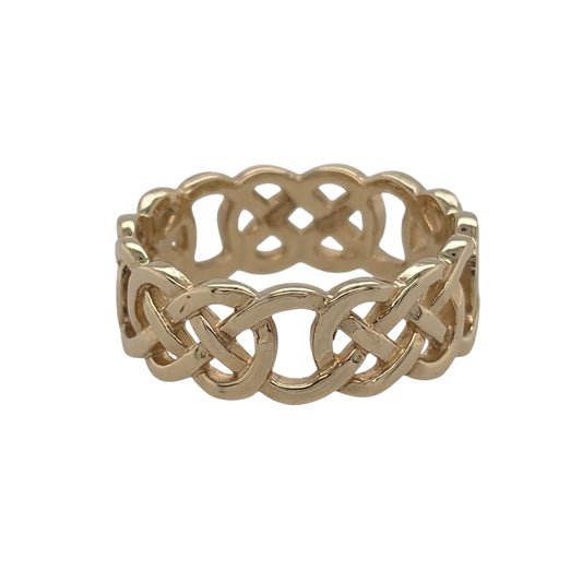 This pre-owned 9ct yellow gold Celtic knot band ring is a distinctive design, featuring traditional interwoven knot detailing around the band.
Design: Featuring a traditional Celtic knot pattern, this ring has decorative interwoven detailing finished in warm 9ct yellow gold.
Material: Made from 9-carat yellow gold.
Ring Detail: Celtic knot patterned band measuring approximately 7mm wide.
Size & Weight: Ring size R. Total weight 4.70 grams.