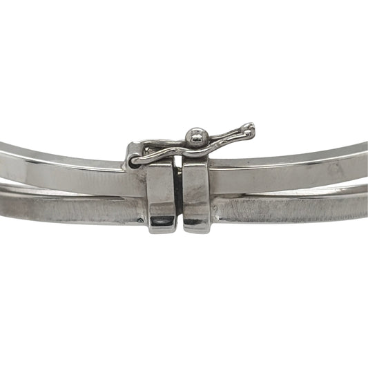 This pre-owned 9ct white gold crossover hinged bangle is a sleek and elegant design, featuring a curved crossover front with a polished finish.
Design: Featuring a stylish crossover design, this bangle has a smooth curved profile finished in polished 9ct white gold.
Material: Made from 9-carat white gold.
Bangle Detail: Hinged design for easier opening and closing, with a crossover detail across the front.
Size & Weight: Bangle measures approximately 6cm in diameter. Total weight 5.50 grams.