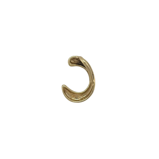 This pre-owned 9ct yellow gold initial ‘C’ pendant is a simple and personal design, featuring a classic letter-shaped profile.
Design: Featuring the initial ‘C’, this pendant has a simple polished design finished in warm 9ct yellow gold.
Material: Made from 9-carat yellow gold.
Pendant Detail: The pendant measures approximately 12mm by 9mm, with a bail measuring approximately 4mm by 2mm.
Size & Weight: Total weight 0.60 grams.