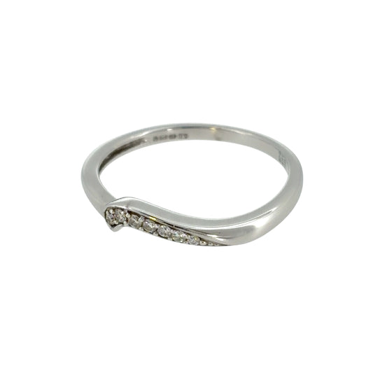 This pre-owned 9ct white gold diamond wave band ring is a classic design, featuring a flowing wave-shaped profile with diamond detailing.
Design: Featuring a curved wave design, this ring has a slim flowing profile finished in polished 9ct white gold with diamond detailing.
Material: Made from 9-carat white gold.
Gemstone Detail: Set with diamonds within the wave design.
Ring Detail: The band measures approximately 2mm wide.
Size & Weight: Ring size O. Total weight 1.80 grams.
