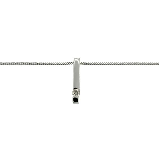 This pre-owned 9ct white gold diamond bar pendant necklace is a simple, modern design, featuring a brilliant cut diamond on an 18" curb chain.
Design: Featuring a slim bar-shaped pendant, this necklace has a clean design finished in polished 9ct white gold.
Material: Made from 9-carat white gold.
Gemstone Detail: Set with one brilliant cut diamond.
Pendant Detail: The bar pendant measures approximately 1.5cm long.
Chain Detail: Complete with an 18" curb chain.