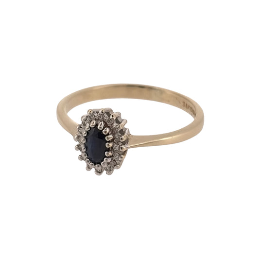 Add classic colour and elegance to your jewellery collection with this pre-owned 9ct yellow gold diamond and sapphire cluster ring, featuring an oval sapphire surrounded by diamond detailing.
Design: The ring features a traditional cluster design, with an oval sapphire forming the central focal point and diamond detailing arranged around it.
Material: Made from 9-carat yellow gold, the warm gold tone complements the deep colour of the sapphire and surrounding diamonds.