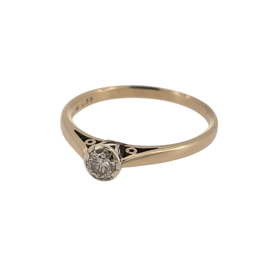 Add timeless elegance to your jewellery collection with this pre-owned 9ct yellow gold diamond solitaire ring, featuring a brilliant-cut diamond in a classic single-stone design.
Design: The ring features a traditional solitaire design, allowing the central diamond to remain the main focal point for a simple and elegant appearance.
Material: Made from 9-carat yellow gold, the warm gold tone provides a classic setting for the brilliant-cut diamond.