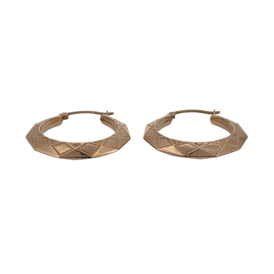 Add classic gold detail to your jewellery collection with these pre-owned 9ct yellow gold patterned hoop creole earrings, featuring decorative detailing across a versatile medium-sized hoop design.
Design: The earrings feature a classic creole hoop shape with patterned detailing, adding texture and interest to the traditional gold hoop style.
Material: Made from 9-carat yellow gold, the warm gold tone highlights the patterned finish and gives the earrings a timeless appearance.