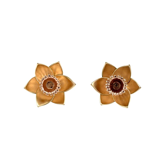 Celebrate Welsh heritage and the beauty of nature with these pre-owned 9ct yellow and rose gold Clogau Daffodil stud earrings, featuring an elegant floral design inspired by the national flower of Wales.
Design: These beautifully crafted stud earrings showcase the distinctive daffodil motif, combining warm yellow gold with contrasting rose gold detailing to create an elegant and eye-catching two-tone appearance.