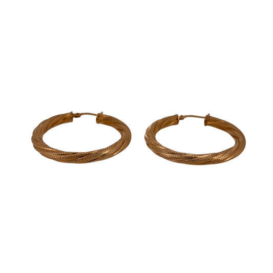 Add detailed gold style to your jewellery collection with these pre-owned 9ct yellow gold textured twisted hoop creole earrings.
Design: The earrings feature a classic round hoop shape with a twisted and textured finish, creating a more detailed alternative to plain creoles.
Material: Made from 9-carat yellow gold, the warm gold tone highlights the twisted shape and textured detailing.
Earring Detail: Each hoop creole measures approximately 34mm in diameter, creating a noticeable profile when worn.