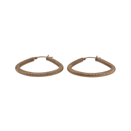 Add a distinctive gold design to your jewellery collection with these pre-owned 9ct yellow gold textured handbag-style creole earrings.
Design: The earrings feature an unusual handbag-style creole shape with textured detailing, creating a bold alternative to traditional hoop designs.
Material: Made from 9-carat yellow gold, the warm gold tone highlights the textured finish and distinctive shape.