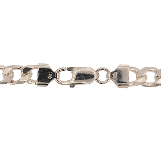 Add a substantial silver piece to your jewellery collection with this pre-owned 925 sterling silver curb chain, featuring a bold 7mm link width and classic design.
Design: The chain features a traditional curb link design, with its wider links creating a bold and timeless appearance suitable for wearing alone as a statement piece.
Material: Made from 925 sterling silver, the bright silver finish complements the classic curb link design.