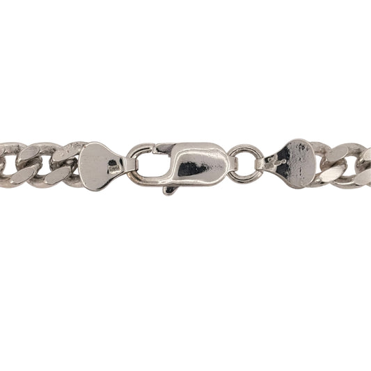 Add a classic silver piece to your jewellery collection with this pre-owned 925 sterling silver Figaro chain, featuring a traditional link pattern and a substantial 6mm width.
Design: The chain features a classic Figaro link design, with alternating shorter and longer links creating a timeless and distinctive appearance suitable for everyday wear or as a statement piece.
Material: Made from 925 sterling silver, complementing the traditional Figaro chain design.