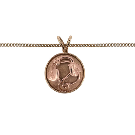 Add a meaningful piece to your jewellery collection with this pre-owned 9ct yellow and rose gold Clogau Tree of Life round pendant, paired with an 18-inch curb chain necklace.
Design: The pendant features the iconic Clogau Tree of Life design, combining yellow and rose gold in a decorative round setting inspired by nature and Welsh heritage.
Material: The Clogau pendant is made from 9ct yellow and rose gold and is paired with a separate gold curb chain that is not Clogau.