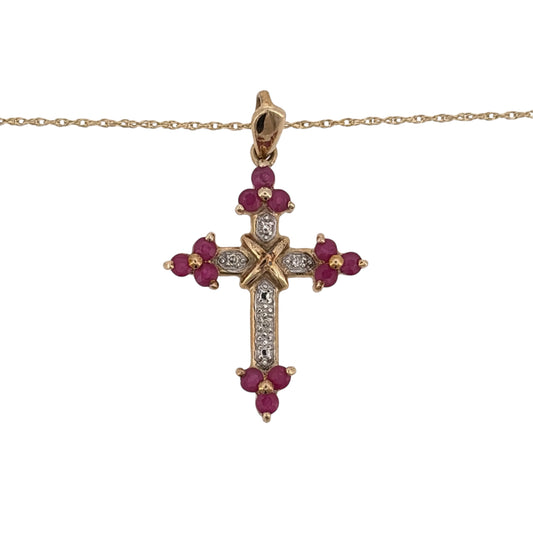 Add a meaningful piece to your jewellery collection with this pre-owned 9ct yellow gold diamond and ruby cross pendant necklace, featuring a decorative cross design on an 18-inch Prince of Wales chain.
Design: The necklace features a traditional cross pendant with diamond and ruby detailing, creating an elegant design that combines religious symbolism with colourful gemstones.
Material: Made from 9ct yellow gold, offering a warm gold finish that complements the diamonds and rubies.