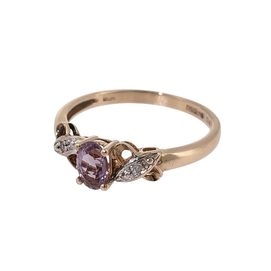 Add a colourful piece to your jewellery collection with this pre-owned 9ct yellow gold diamond and amethyst ring, featuring a beautiful oval amethyst complemented by diamond detailing.
Design: The ring features a classic oval amethyst design with diamond accents, creating an elegant and timeless appearance.
Material: Made from 9ct yellow gold, offering a warm gold finish that complements the purple amethyst and diamonds.