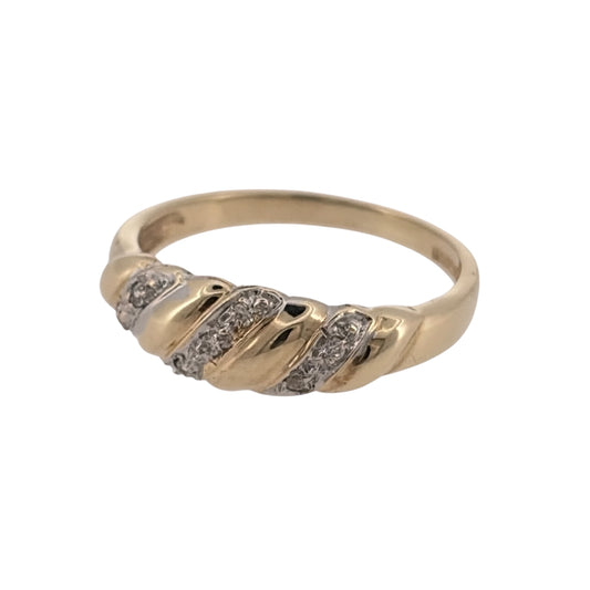 Add an elegant piece to your jewellery collection with this pre-owned 9ct yellow gold and cubic zirconia twist band ring, featuring a decorative twisted design with cubic zirconia detailing.
Design: The ring features a flowing twist band design, with cubic zirconia stones adding an attractive finishing touch to the classic yellow gold setting.
Material: Made from 9ct yellow gold, offering a warm gold finish that complements the cubic zirconia stones.