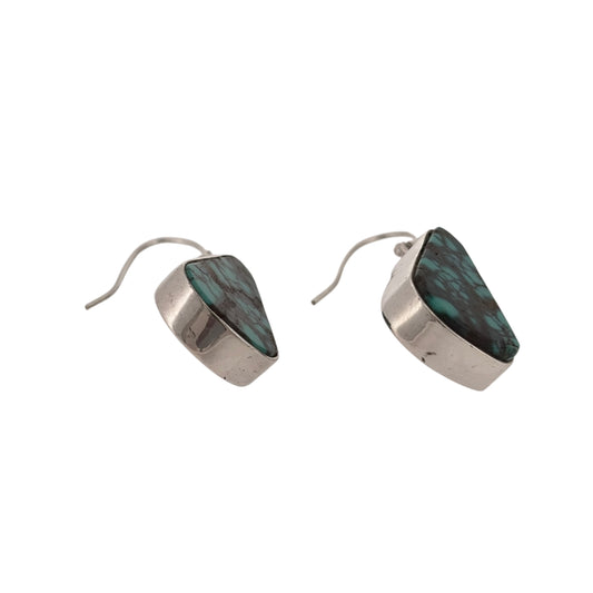 Add a colourful and distinctive piece to your jewellery collection with these pre-owned 925 sterling silver and blue and brown speckled stone triangle drop earrings, featuring an unusual geometric design.
Design: The earrings feature a triangular drop design, with blue and brown speckled stones creating an eye-catching combination of colours and patterns.
Material: Made from 925 sterling silver, offering a classic silver finish that complements the colourful stones.