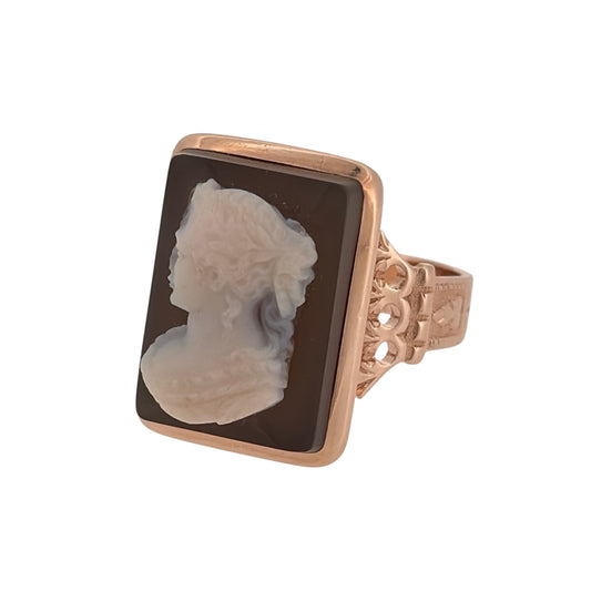 Add a traditional piece to your jewellery collection with this pre-owned 14ct rose gold vintage cameo ring, featuring a distinctive brown and white rectangular cameo.
Design: The ring features a classic vintage cameo design, with contrasting brown and white tones creating an elegant and timeless appearance.
Material: Made from 14ct rose gold, offering a warm rose-toned finish that complements the cameo.