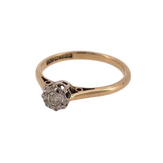 Add a classic piece to your jewellery collection with this pre-owned 18ct yellow gold and diamond illusion set solitaire ring, featuring a brilliant cut diamond in a traditional solitaire design.
Design: The ring features a timeless solitaire design, with an illusion setting designed to enhance the appearance of the central diamond.
Material: Made from 18ct yellow gold, offering a traditional warm gold finish.