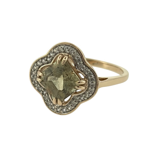 Add a colourful and charming touch to your jewellery collection with this pre-owned 9ct yellow gold peridot and cubic zirconia clover flower ring, featuring a decorative floral design complemented by beautiful green peridot stones.
Design: The ring features an attractive clover flower design, combining peridot and cubic zirconia stones to create an elegant and distinctive appearance.