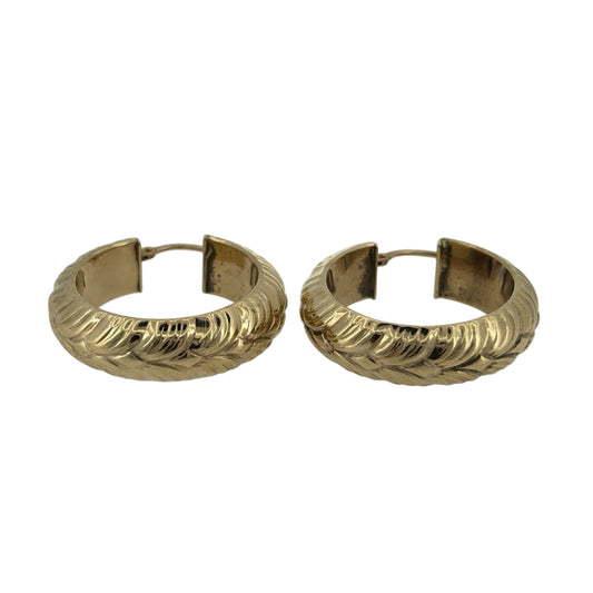 Add a classic touch to your jewellery collection with these pre-owned 9ct yellow gold textured hoop creole earrings, featuring decorative surface detailing and a timeless gold finish.
Design: The earrings feature a traditional round creole hoop design with a textured pattern, creating an attractive and elegant appearance.
Material: Made from 9ct yellow gold, offering a classic warm gold finish.