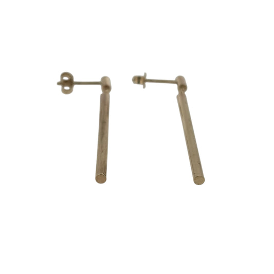 Add a stylish touch to your jewellery collection with these pre-owned 9ct yellow gold bar drop earrings, featuring a sleek and elegant elongated design in a classic gold finish.
Design: The earrings feature a contemporary bar drop design, with long, slender gold bars creating a simple yet distinctive appearance.
Material: Made from 9ct yellow gold, offering a traditional warm gold finish that complements the minimalist design.