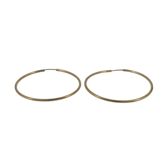 Add a timeless touch to your jewellery collection with these pre-owned 9ct yellow gold plain hoop earrings, featuring a classic circular design in a traditional gold finish.
Design: The earrings feature a simple and elegant plain hoop design, creating a timeless appearance that complements a variety of jewellery styles.
Material: Made from 9ct yellow gold, offering a classic warm gold finish that enhances the simplicity of the design.