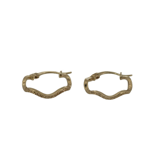 Add a stylish touch to your jewellery collection with these pre-owned 9ct yellow gold wavy hoop creole earrings, featuring a decorative wave-inspired design in a classic gold finish.
Design: The earrings feature an elegant wavy creole hoop design, with gently curved detailing creating an attractive and distinctive appearance.
Material: Made from 9ct yellow gold, offering a traditional warm gold finish that beautifully complements the flowing wave design.
