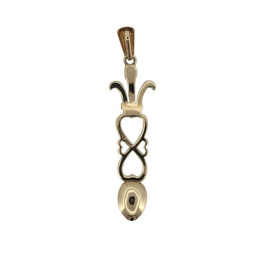 Add a meaningful touch to your jewellery collection with this pre-owned 9ct yellow gold Three Feathers heart lovespoon pendant, featuring a traditional Welsh-inspired design in a classic gold finish.
Design: The pendant features a decorative lovespoon design incorporating a heart and Three Feathers motif, combining traditional Welsh symbolism with an elegant and sentimental appearance.