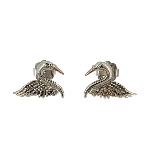 Add an elegant touch to your jewellery collection with these pre-owned Clogau swan stud earrings, featuring a beautiful combination of 925 sterling silver and 9ct rose gold detailing in a graceful nature-inspired design.
Design: The earrings feature a charming swan-inspired design, combining elegant curved detailing with contrasting silver and rose gold tones to create a distinctive and attractive appearance.