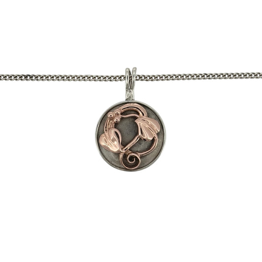 Add a meaningful touch to your jewellery collection with this pre-owned Clogau Tree of Life round pendant necklace, featuring a beautiful combination of 925 sterling silver and 9ct rose gold detailing, suspended from a classic 18-inch curb chain.
Design: The necklace features the iconic Clogau Tree of Life design within a round pendant, combining decorative nature-inspired detailing with contrasting silver and rose gold tones to create an elegant and symbolic appearance.
