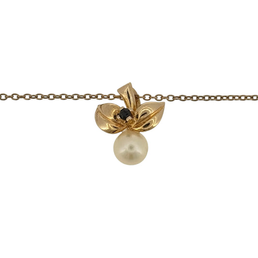 Add an elegant touch to your jewellery collection with this pre-owned 9ct yellow gold pearl and sapphire pendant necklace, featuring a beautiful pearl complemented by sapphire detailing and suspended from a classic 18-inch trace chain.
Design: The necklace features a delicate pearl and sapphire pendant design, combining the soft lustre of the pearl with the colourful sapphire detailing to create a timeless and elegant appearance.