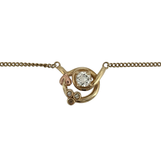 Add a meaningful touch to your jewellery collection with this pre-owned 9ct yellow and rose gold Clogau Tree of Life pendant necklace, featuring elegant white topaz detailing and a beautiful two-tone gold design.
Design: The necklace features the iconic Clogau Tree of Life design, combining decorative nature-inspired detailing with contrasting yellow and rose gold tones to create an elegant and symbolic appearance.