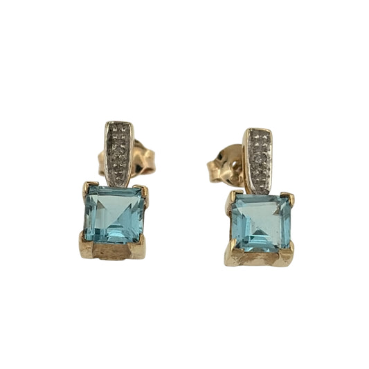 Add an elegant touch to your jewellery collection with these pre-owned 9ct yellow gold diamond and blue topaz stud earrings, featuring beautiful square blue topaz stones complemented by diamond detailing in a classic warm gold finish.
Design: The earrings feature a decorative stud design, combining square blue topaz stones with diamonds to create an attractive and timeless appearance.