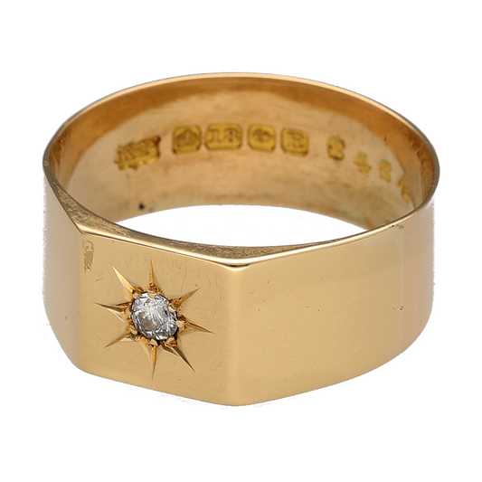 This pre-owned 18ct yellow gold diamond signet ring is a classic design, featuring a brilliant cut diamond within a decorative starburst setting.
Design: Featuring a traditional signet-style profile, this ring has a brilliant cut diamond set into the front within a distinctive starburst-style setting.
Material: Made from 18-carat yellow gold.
Gemstone Detail: Set with a brilliant cut diamond within a decorative starburst-style setting.