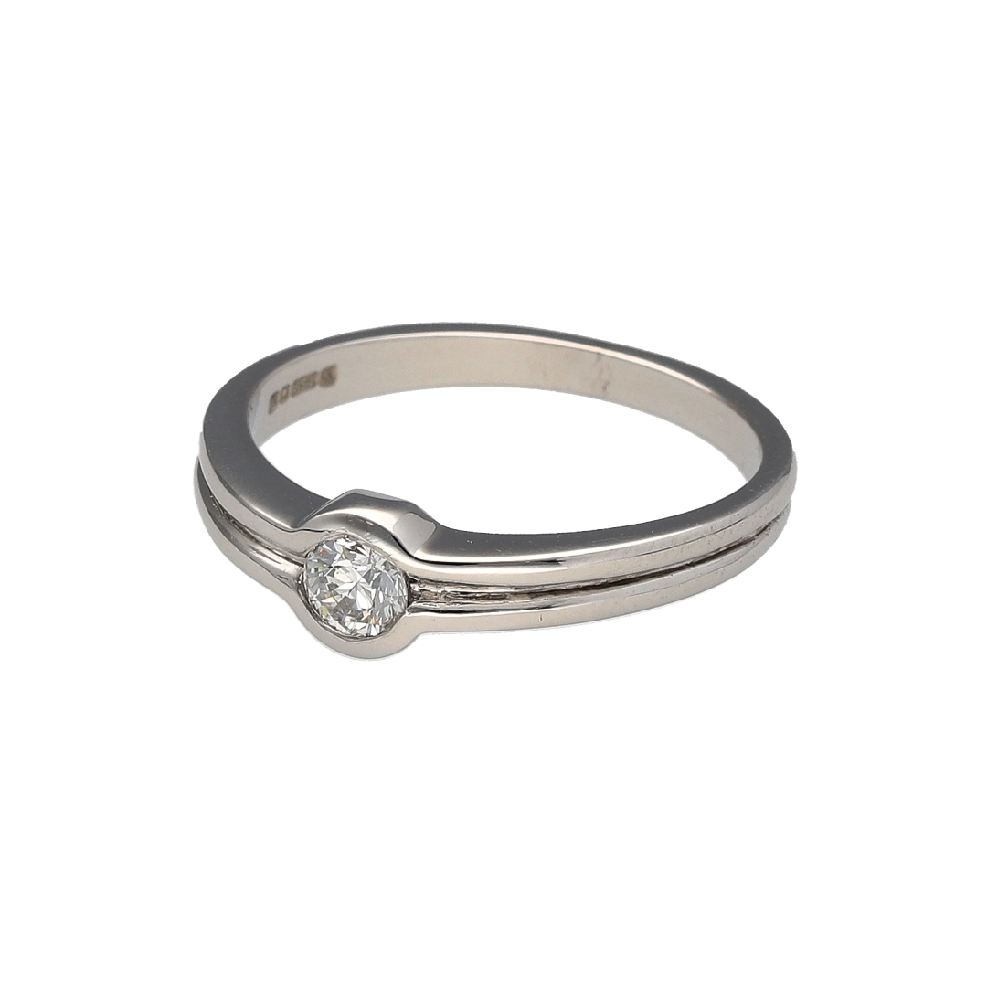 Bring modern elegance and refined sparkle to your collection with this pre-owned 18ct white gold diamond solitaire ring—a timeless piece with understated brilliance.
Design: The ring features a single brilliant-cut diamond of approximately 0.15ct, secured in a rubover setting for a sleek and contemporary look.
Material: Made from 18-carat white gold, the polished finish enhances the clean design and the natural sparkle of the diamond.