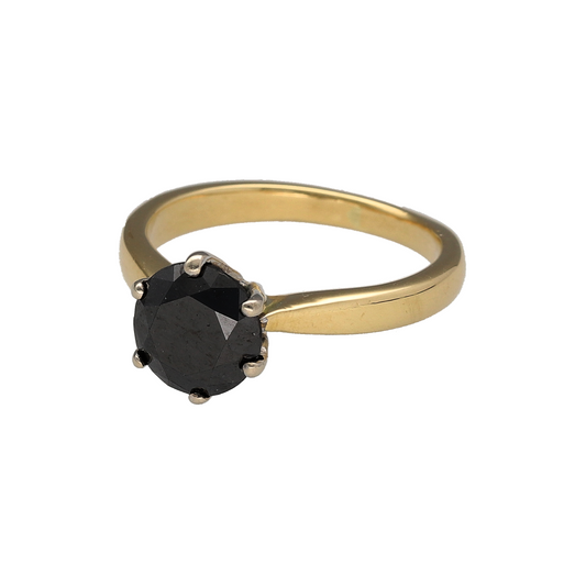 Make a bold and contemporary statement with this pre-owned 18ct yellow gold black diamond set solitaire ring—an eye-catching design perfect for those who appreciate distinctive fine jewellery.
Design: The ring showcases a striking black diamond weighing approximately 1.50ct, presented in a classic solitaire setting that allows the dramatic colour and impressive size of the stone to take centre stage. The deep, opaque tone creates a powerful contrast against the rich yellow gold band.