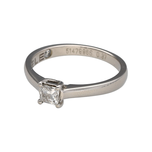 Bring timeless sophistication and elegant brilliance to your collection with this pre-owned platinum diamond solitaire ring, featuring a refined design with contemporary appeal—perfect for special occasions or a meaningful proposal.
Design: The ring showcases a single princess cut diamond in a classic solitaire setting, creating a clean and striking focal point with modern elegance.
