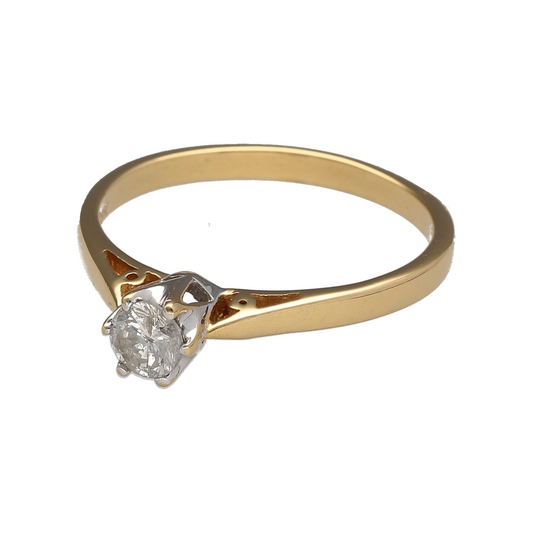 Celebrate timeless elegance and classic sophistication with this pre-owned 18ct yellow gold diamond solitaire ring. Featuring a sparkling brilliant-cut diamond in a traditional solitaire setting, this beautiful ring is a timeless choice for an engagement ring, anniversary gift, or a treasured addition to any fine jewellery collection.
Design: The ring showcases a single brilliant-cut diamond of approximately 0.33ct, allowing the stone to take centre stage and display its natural brilliance and fire.