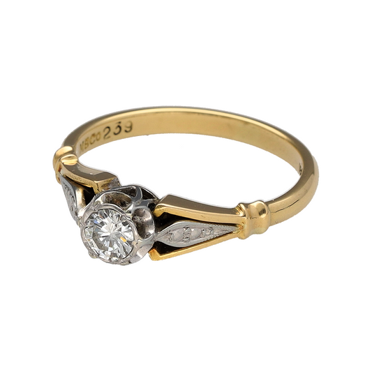 Celebrate timeless elegance and classic design with this pre-owned 18ct yellow gold and platinum diamond solitaire ring. Featuring a sparkling brilliant-cut diamond in a traditional solitaire setting, this beautiful ring is a perfect choice for an engagement ring, anniversary gift, or cherished addition to any fine jewellery collection.
Design: The ring showcases a single brilliant-cut diamond of approximately 0.21ct, allowing the beauty and sparkle of the stone to take centre stage.