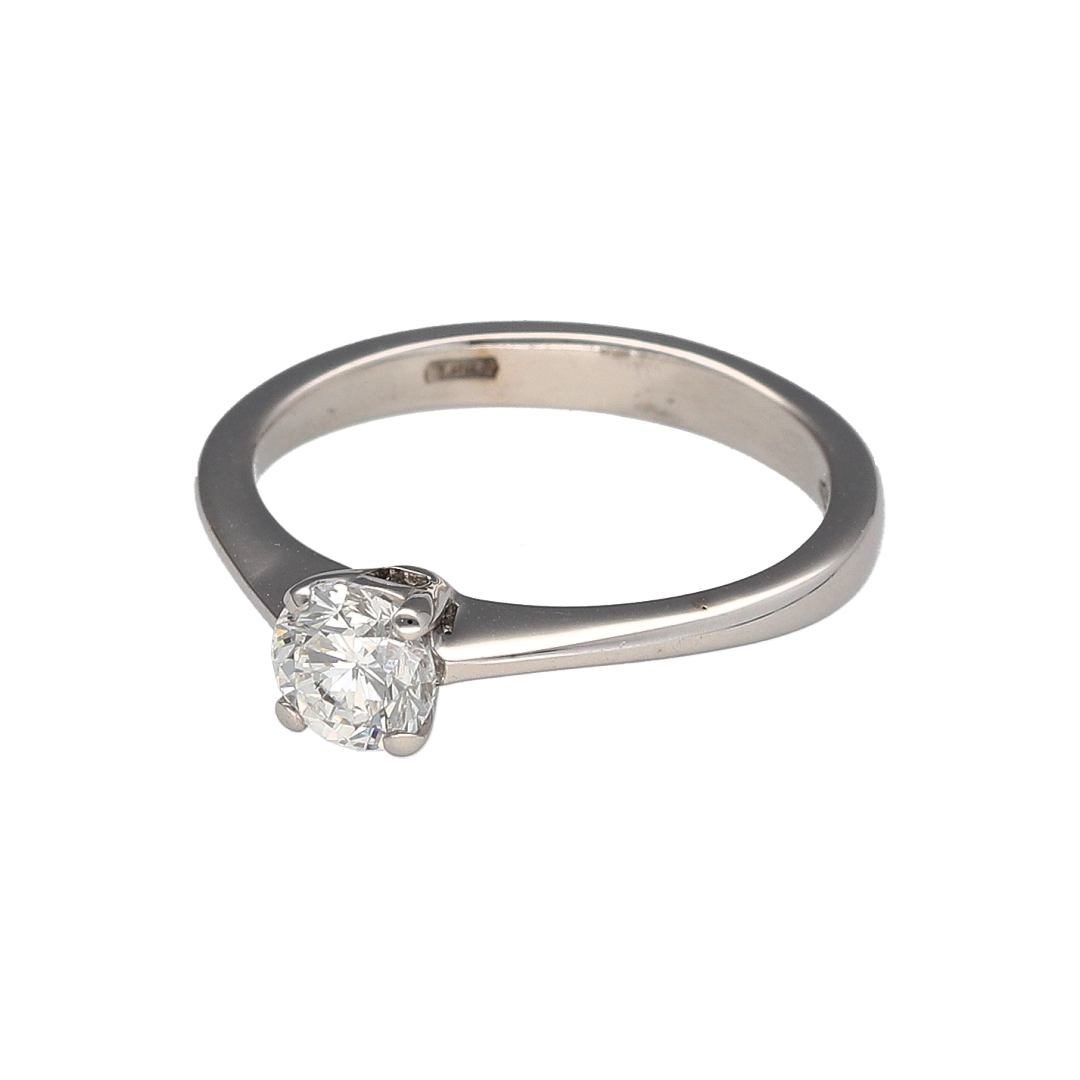 Celebrate classic elegance with this pre-owned 18ct white gold diamond solitaire ring, a timeless piece that highlights the beauty of a single sparkling stone.
Design: The ring showcases a brilliant-cut diamond of approximately 0.44ct, offering refined sparkle with a traditional solitaire setting.
Material: Made in 18-carat white gold, the polished finish enhances the diamond’s brilliance and adds a sleek, contemporary look.