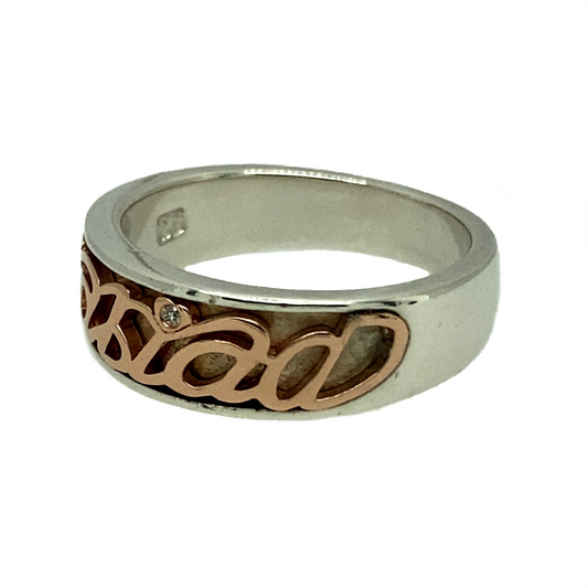 Add a meaningful Welsh-inspired piece to your jewellery collection with this pre-owned Clogau Cariad diamond ring, combining 925 sterling silver, 9ct rose gold detailing and a diamond accent in a distinctive two-tone design.
Design: The ring features Clogau’s Cariad design, with a broad band and contrasting detailing creating an elegant and meaningful style inspired by the Welsh word for love.