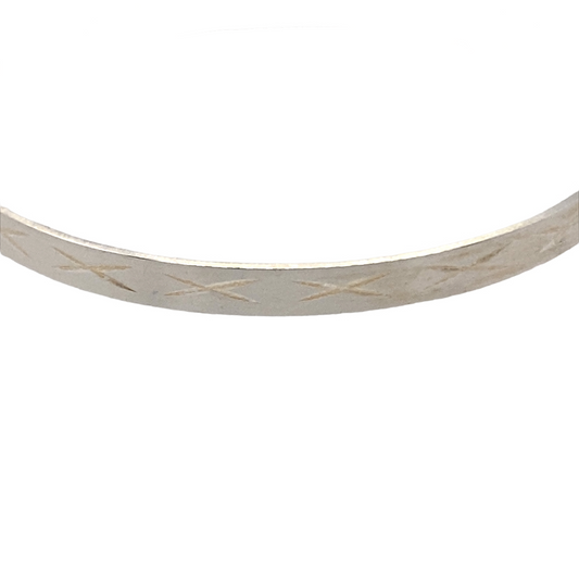 A New Silver Diamond Cut Kiss Expander Bangle with the weight 3.10 grams and bangle width 3mm. The bangle diameter is 4.1cm when closed and 5.1cm when fully expanded