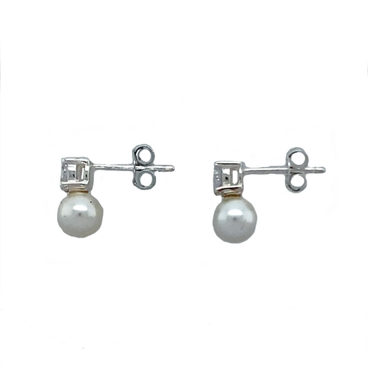 New 925 Silver Cubic Zirconia & Pearl Stud Earrings with the weight 1.80 grams. The cubic zirconia stone is 4mm diameter and the pearl stones are each approximately 6mm