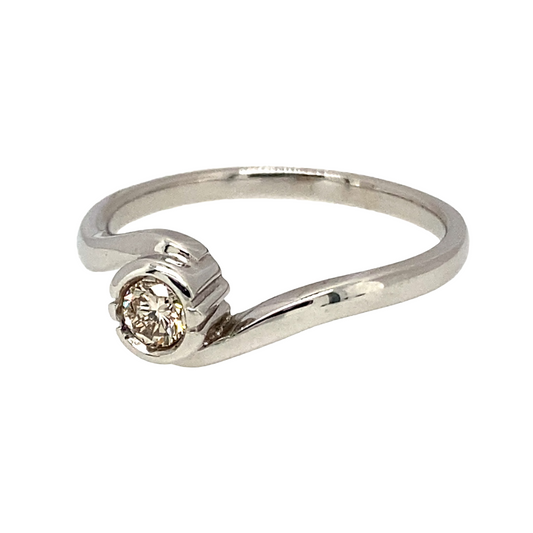 Preowned 18ct White Gold & Diamond Twist Solitaire Ring in size O with the weight 3.50 grams. The Diamond is approximately 25pt