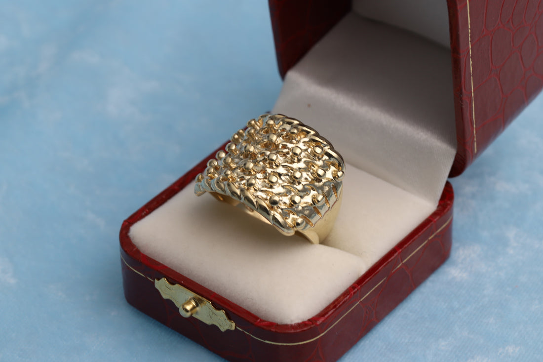 9ct Gold Keeper ring in a red jewellery box